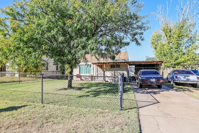 a view of a house with backyard