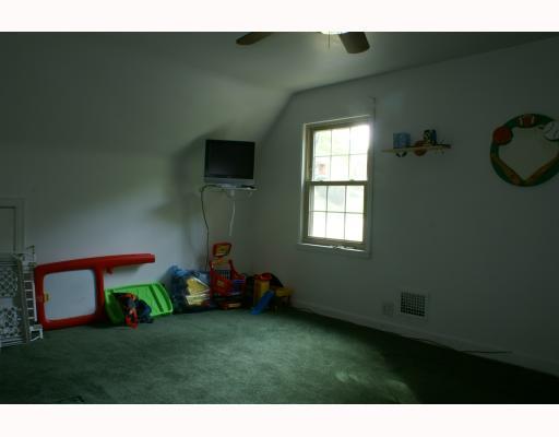 125 Leon Road Green Tree, PA 15220 - Photo 16 of 18 Other. Third Bedroom: dark green carpeting, white walls.