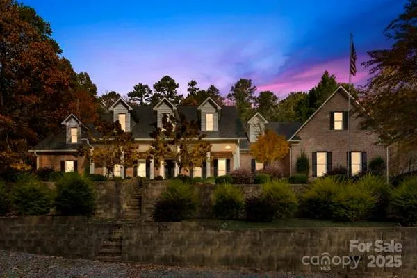 a view of a houses with a yard