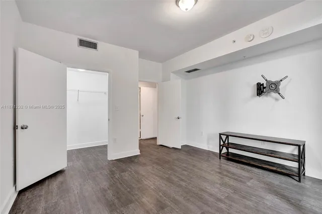 $2,700 | 244 Biscayne Boulevard, Unit 406, Miami, FL 33132