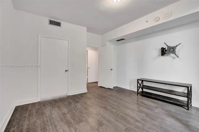 $2,700 | 244 Biscayne Boulevard, Unit 406, Miami, FL 33132