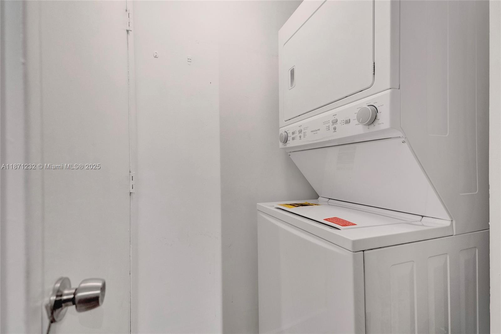 244 Biscayne Boulevard, Unit 406 Miami, FL 33132 - Photo 20 of 28 a utility room with dryer and washer