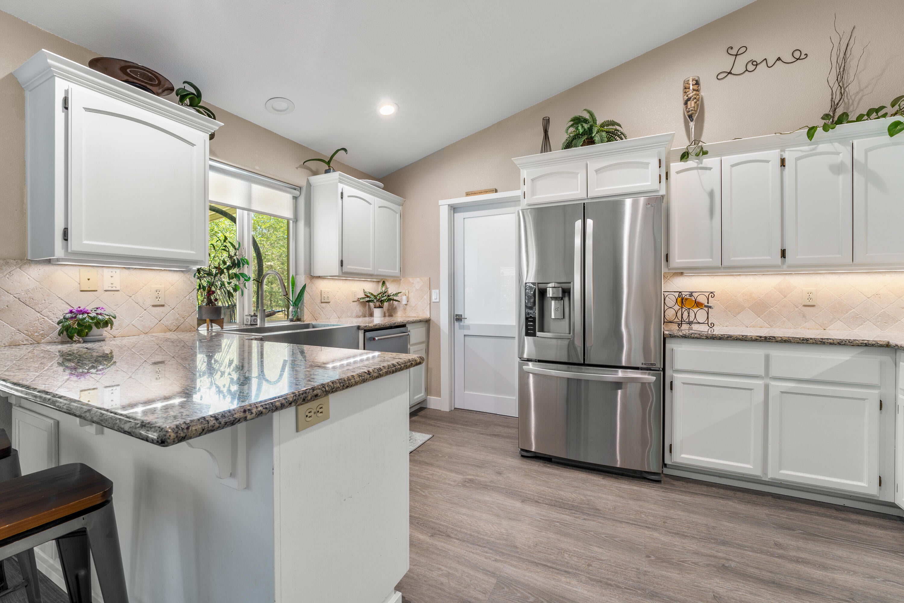 5851 Hugo Road Grants Pass, OR 97526 - Photo 6 of 48 INT (1 of 22)