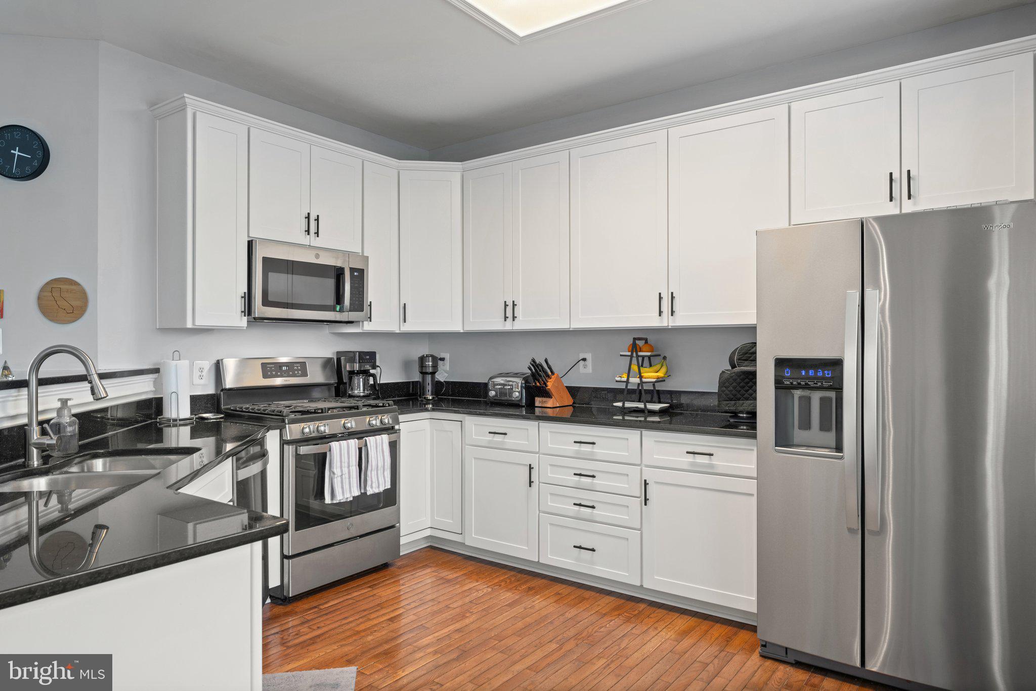 2068 Capstone Circle Herndon, VA 20170 - Photo 4 of 29 Modern Kitchen with 4 Burner Gas Range