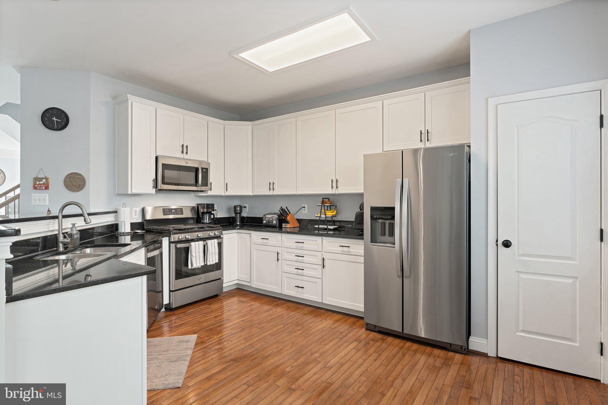 2068 Capstone Circle Herndon, VA 20170 - Photo 5 of 29 Kitchen with Open Layout and Granite Countertops