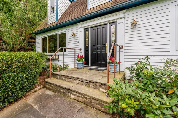 a view of a house with backyard and porch