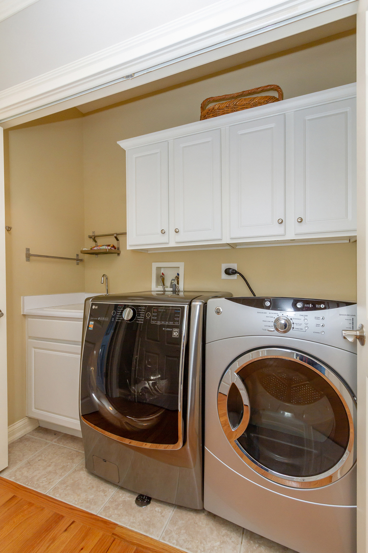 32 Bluestone Drive St. Charles, IL 60174 - Photo 19 of 33 a utility room with sink dryer and washer