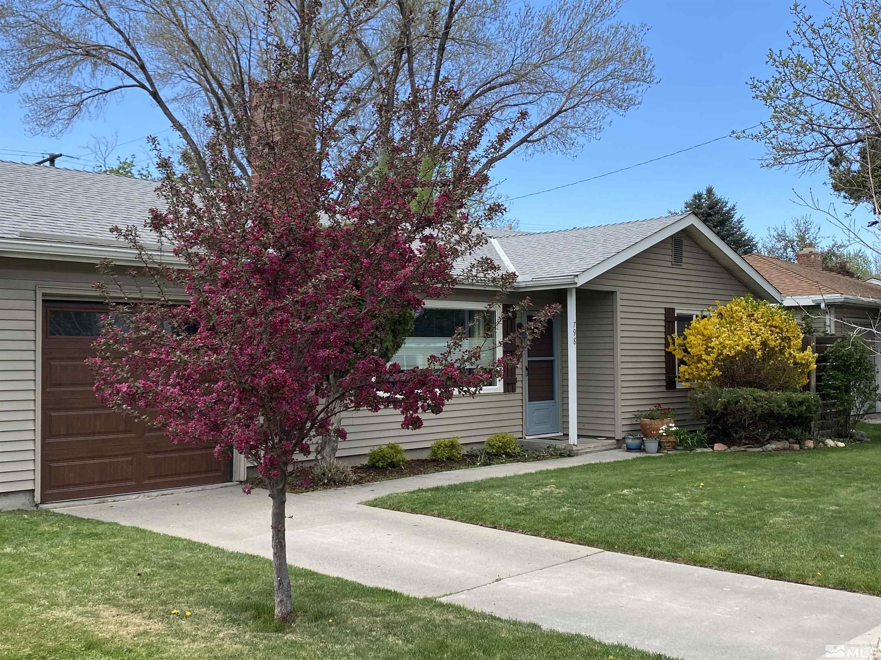 798 Broadway Boulevard Reno, NV 89502 - Photo 1 of 12 a front view of a house with garden