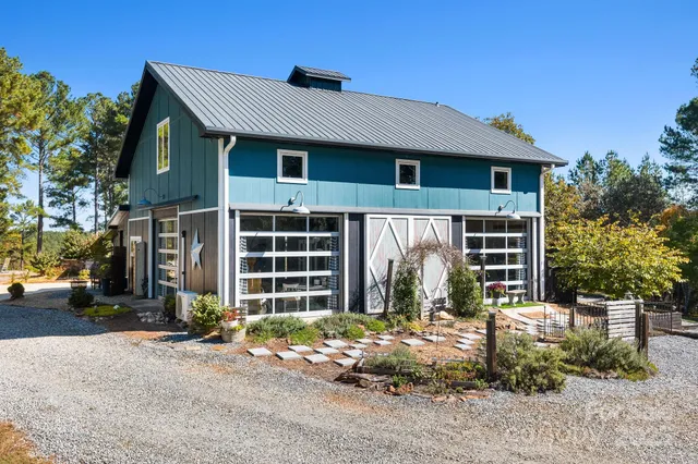 a view of a house with backyard and trees