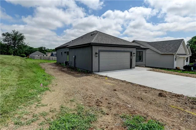 $409,900 | 12705 Woodland Avenue, Kansas City, MO 64146