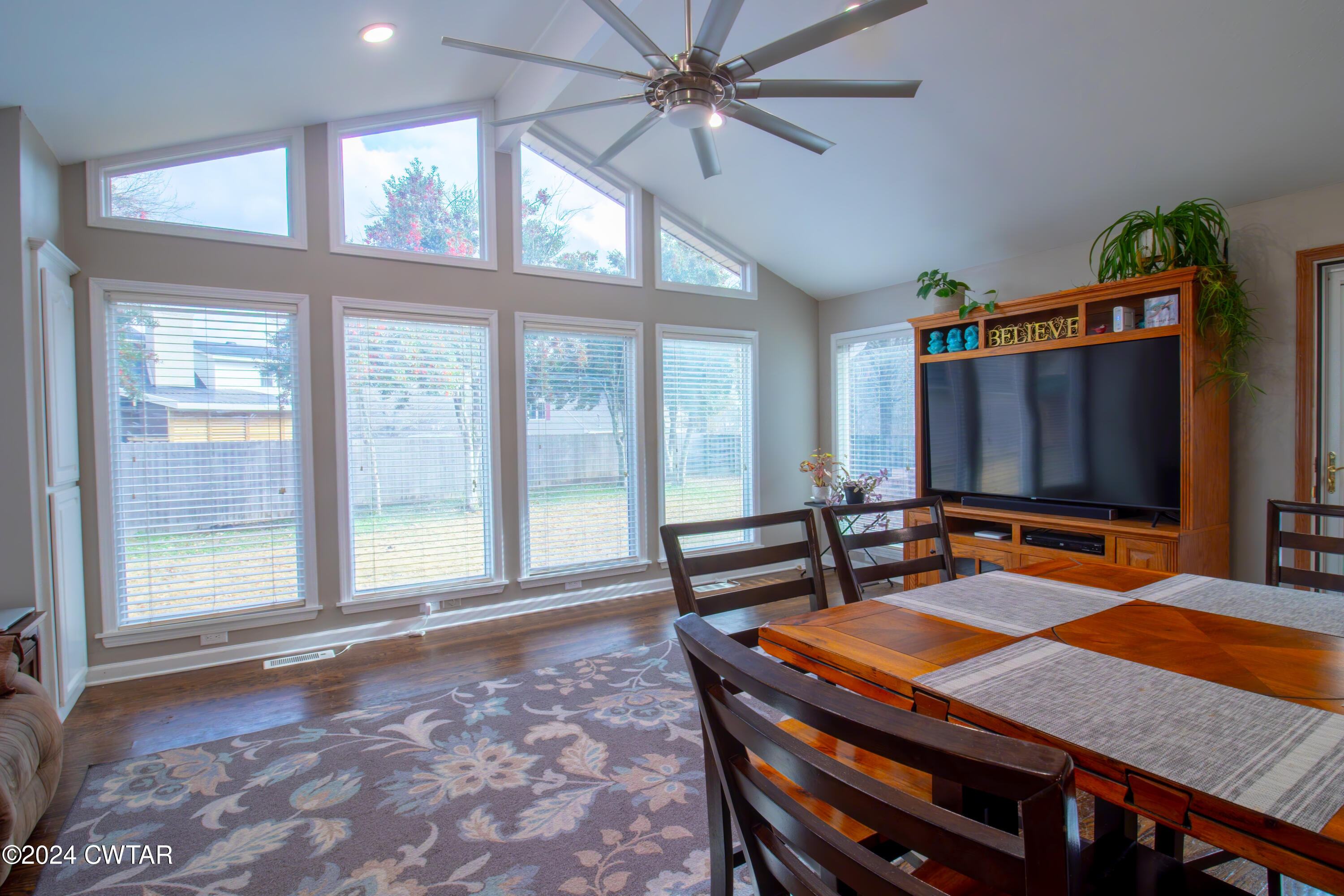 1030 Valley Road Dyersburg, TN 38024 - Photo 12 of 26 Living Room