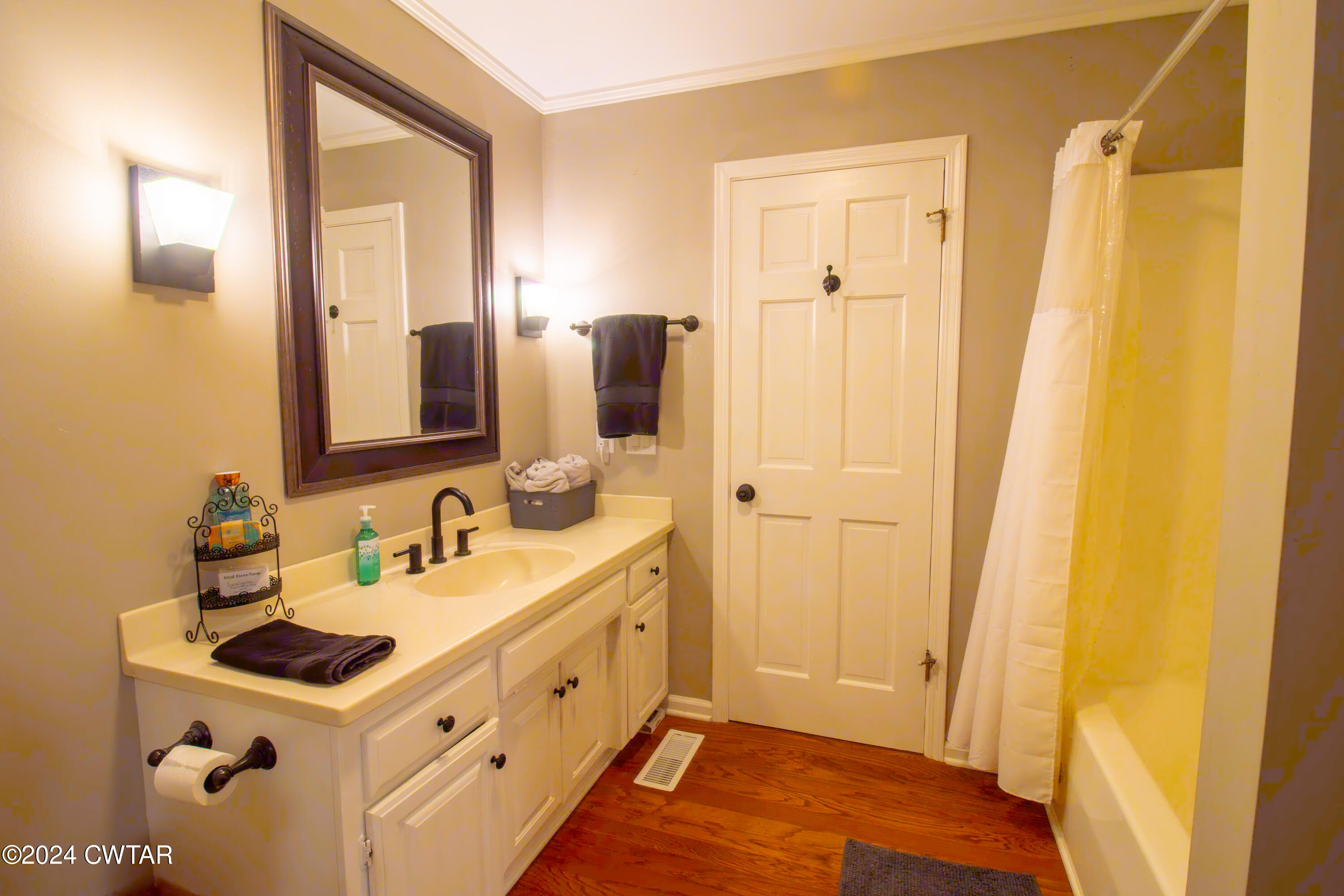 1030 Valley Road Dyersburg, TN 38024 - Photo 26 of 26 Guest Bath 1