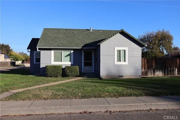 a view of a house with a yard