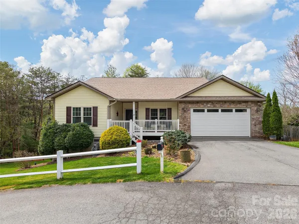 $685,000 | 26 Lancaster Lane, Weaverville, NC 28787