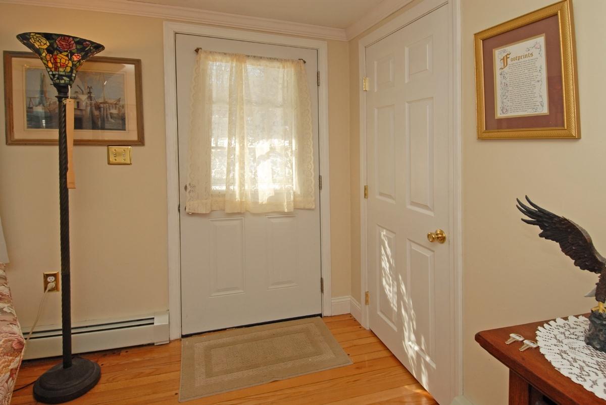 10 Ford Quint Road North Berwick, ME 03906 - Photo 8 of 27 Foyer