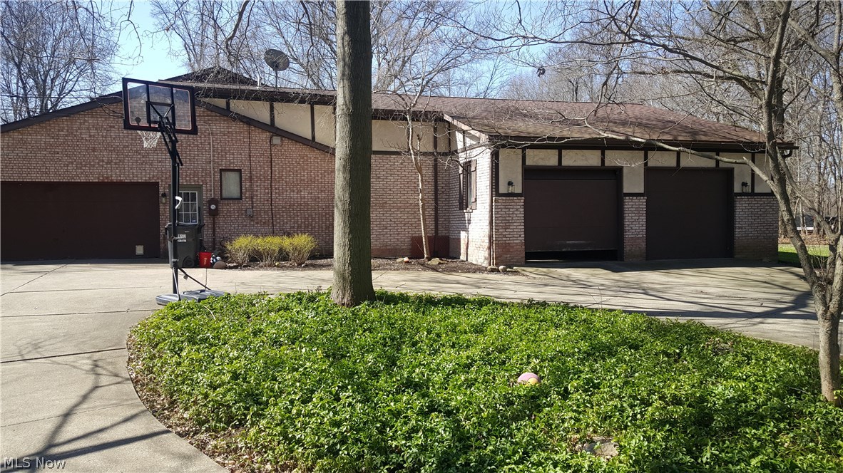 4660 Leffingwell Road Canfield, OH 44406 - Photo 13 of 25 Circle Driveway and four car garages.