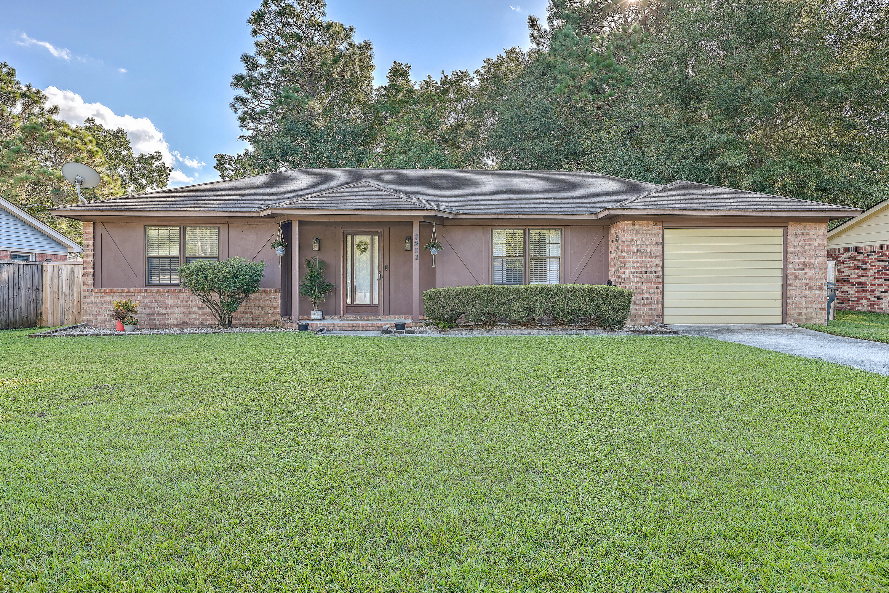 1211 Hampton Drive Summerville, SC 29486 - Photo 1 of 30 ZYN_2630_1_2_3_4_5_6