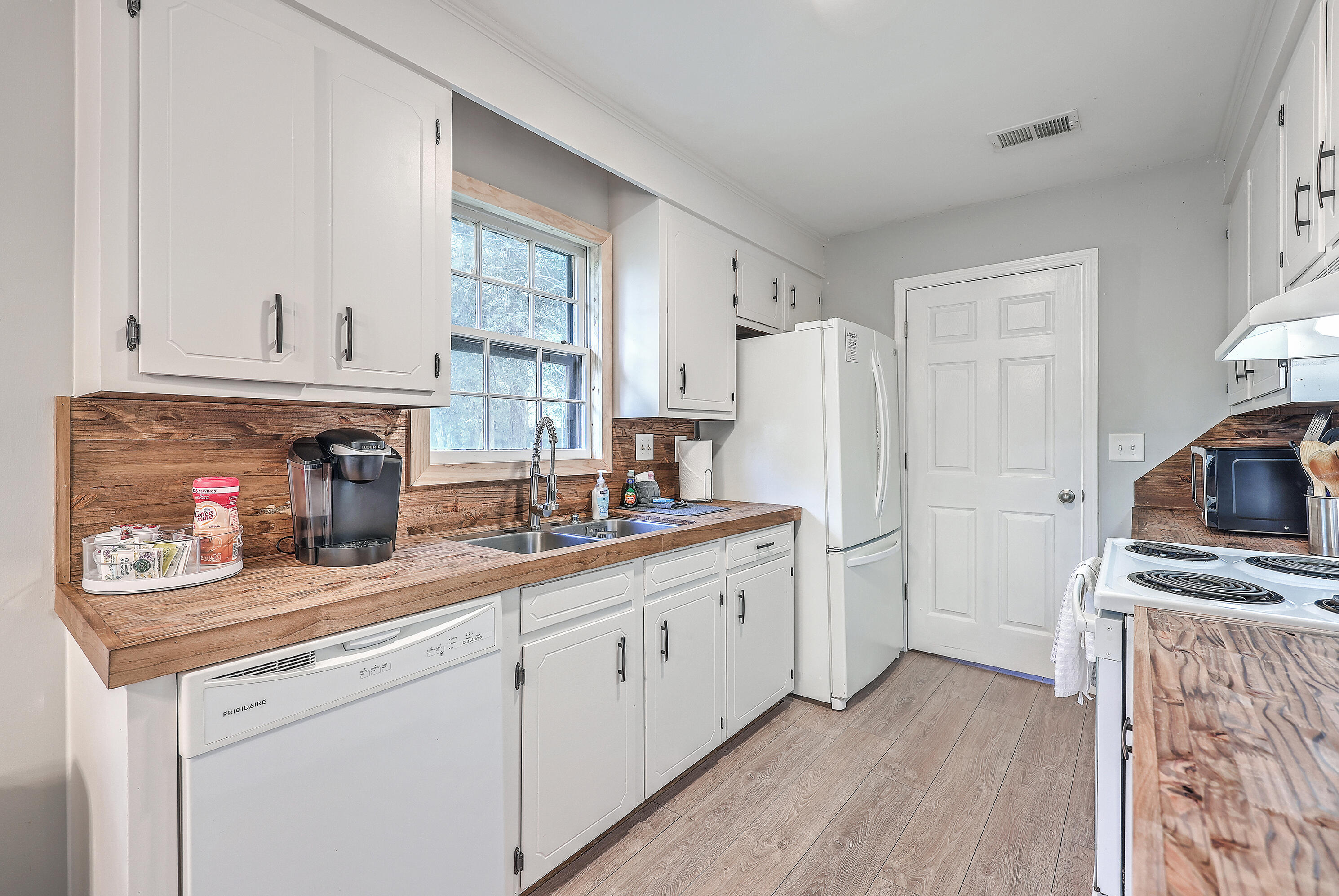 1211 Hampton Drive Summerville, SC 29486 - Photo 11 of 30 ZYN_2728_29_30_31_32_33_34