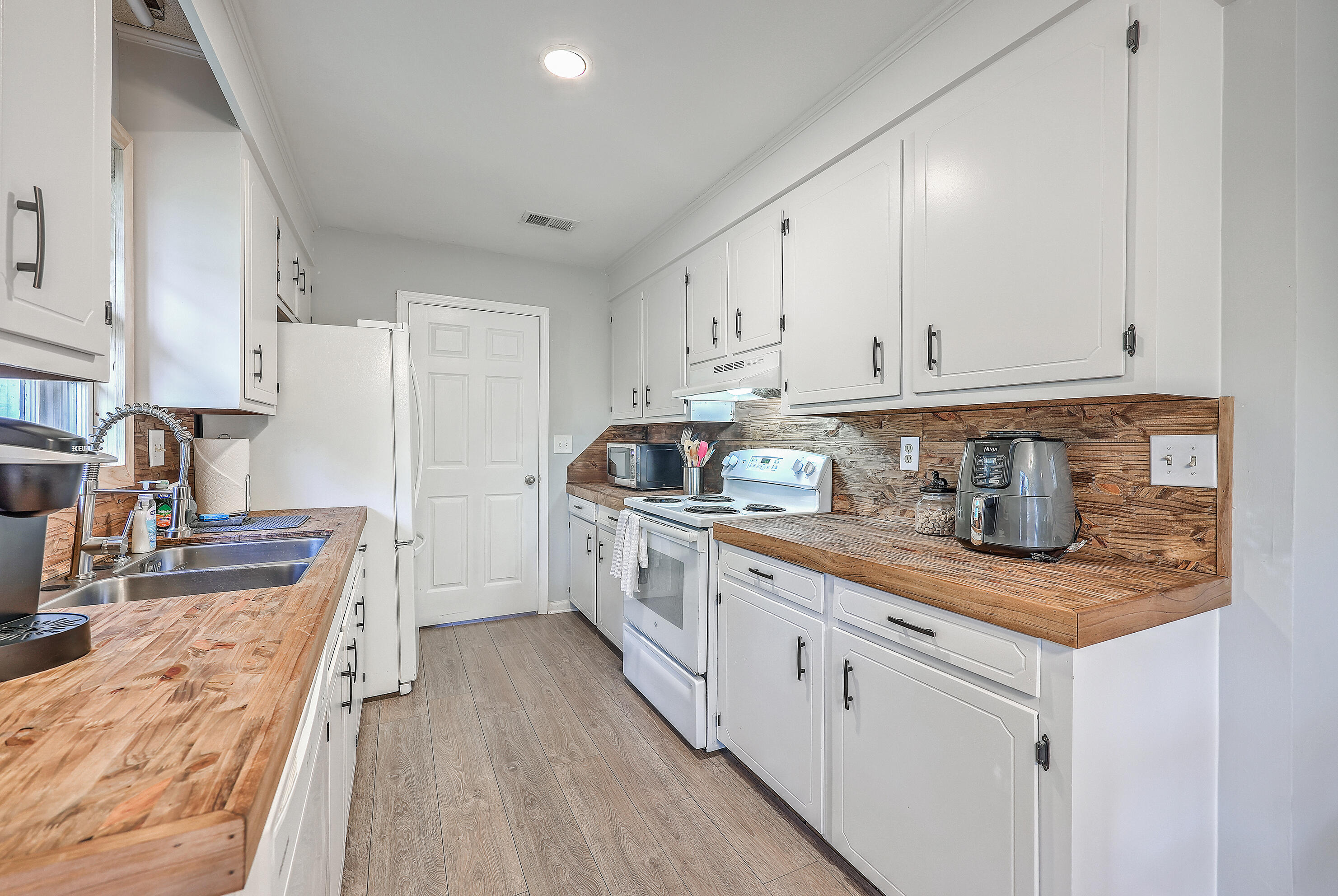 1211 Hampton Drive Summerville, SC 29486 - Photo 9 of 30 ZYN_2714_15_16_17_18_19_20