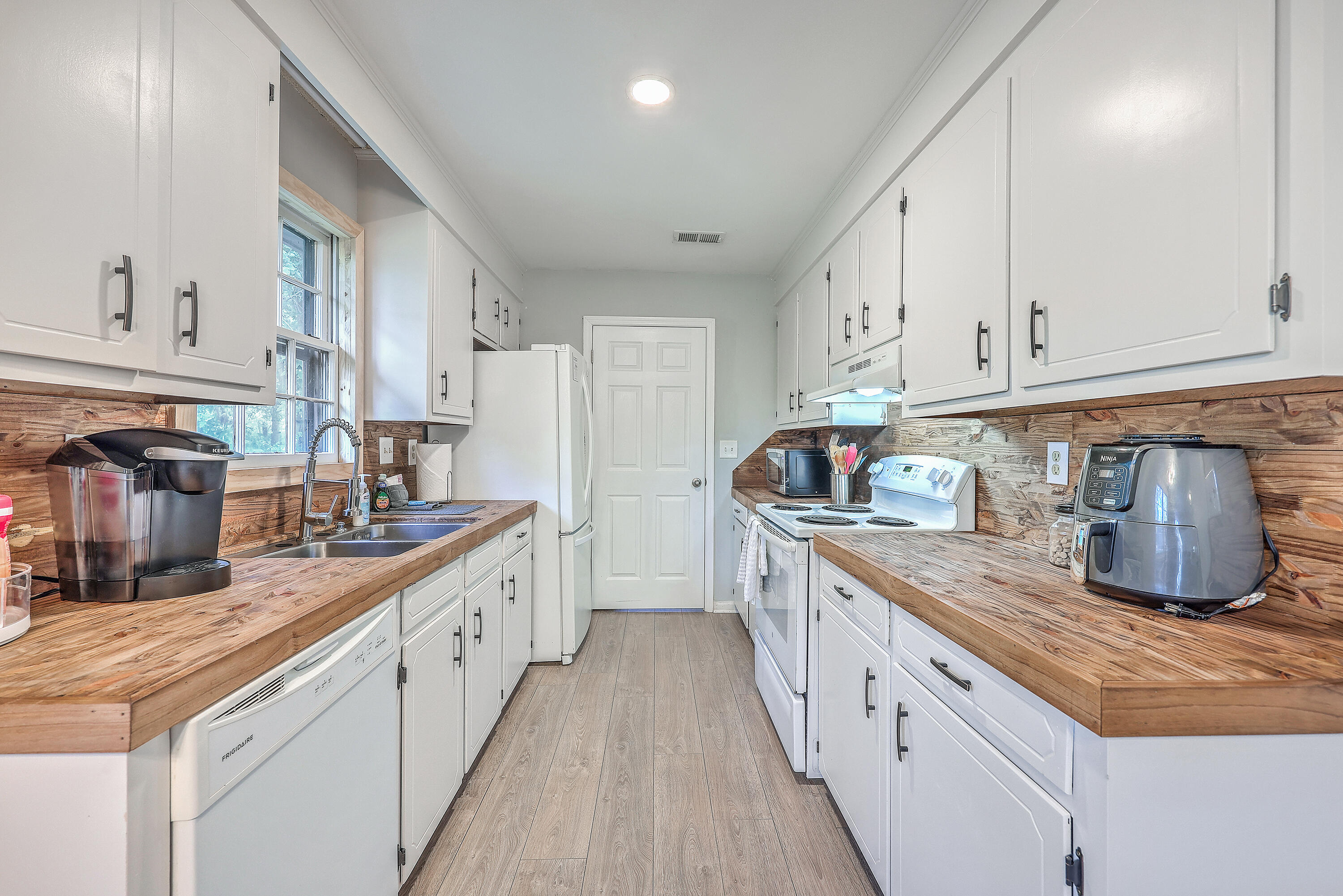 1211 Hampton Drive Summerville, SC 29486 - Photo 10 of 30 ZYN_2721_2_3_4_5_6_7