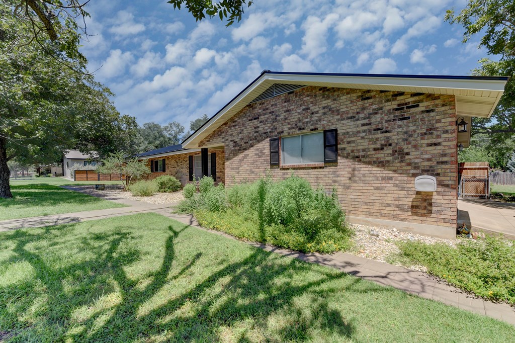 302 Frederick Road Fredericksburg, TX 78624 - Photo 3 of 51