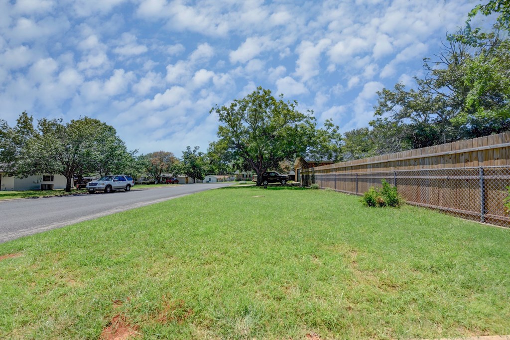 302 Frederick Road Fredericksburg, TX 78624 - Photo 8 of 51
