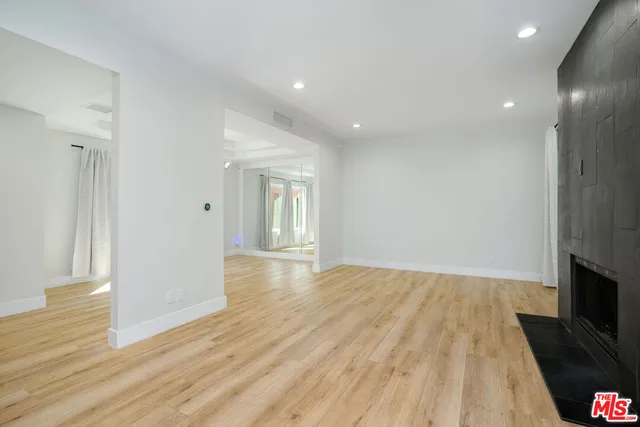 $4,500 | 5923 Etiwanda Avenue, Unit 106, Tarzana, CA 91356