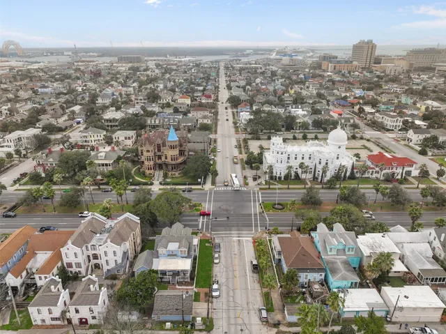 $3,500 | 1403 Broadway Avenue J, Galveston, TX 77550