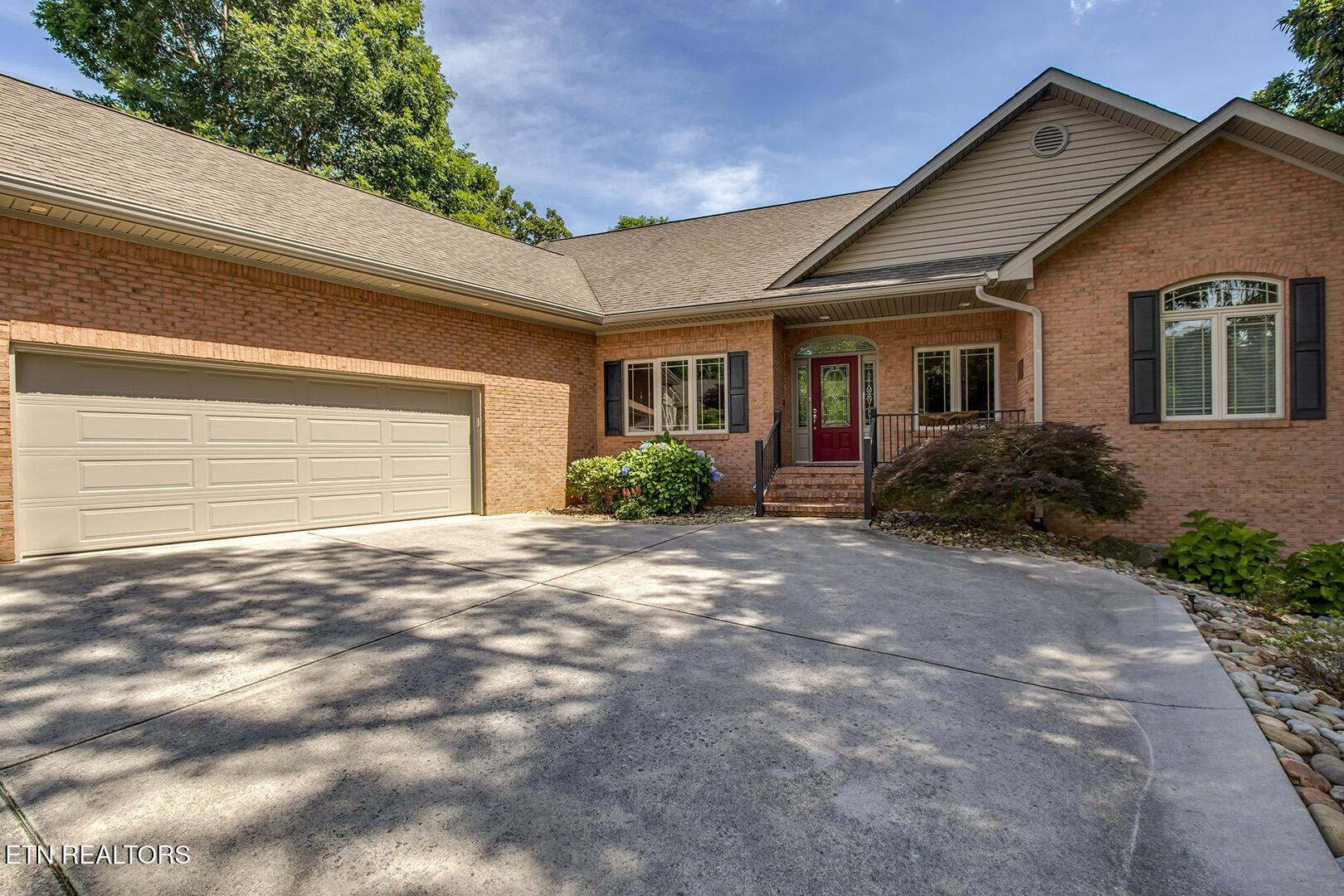 118 Daleyuhski Way Loudon, TN 37774 - Photo 3 of 60 03_118 Daleyuhski Trace_Garage-MainEntri