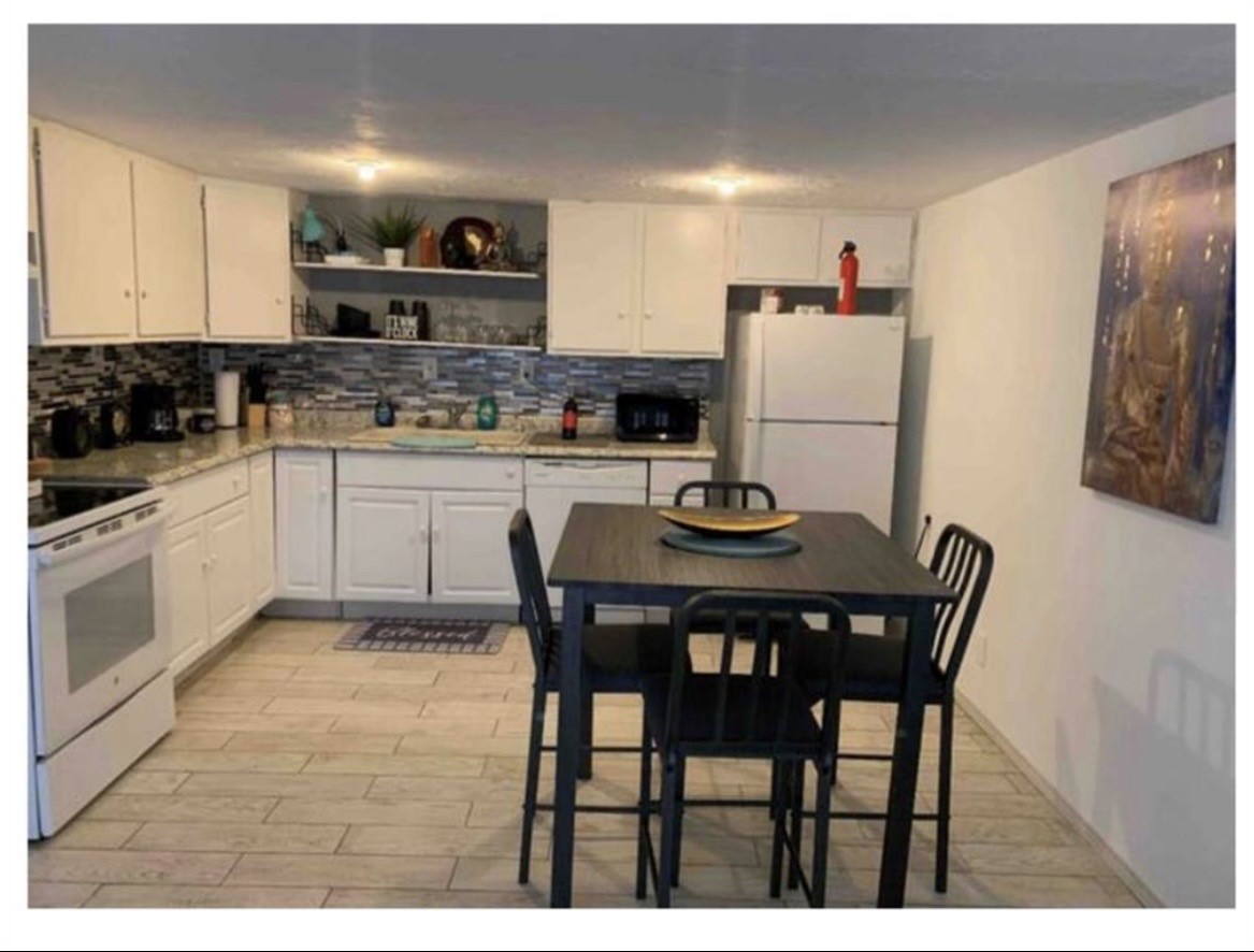 2606 Stanford Street, Unit 5 Houston, TX 77006 - Photo 3 of 6 a kitchen with a table and chairs in it