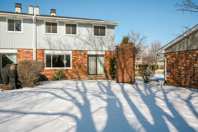 $339,000 | 1678 Groton Court, Unit 1678, Wheaton, IL 60189