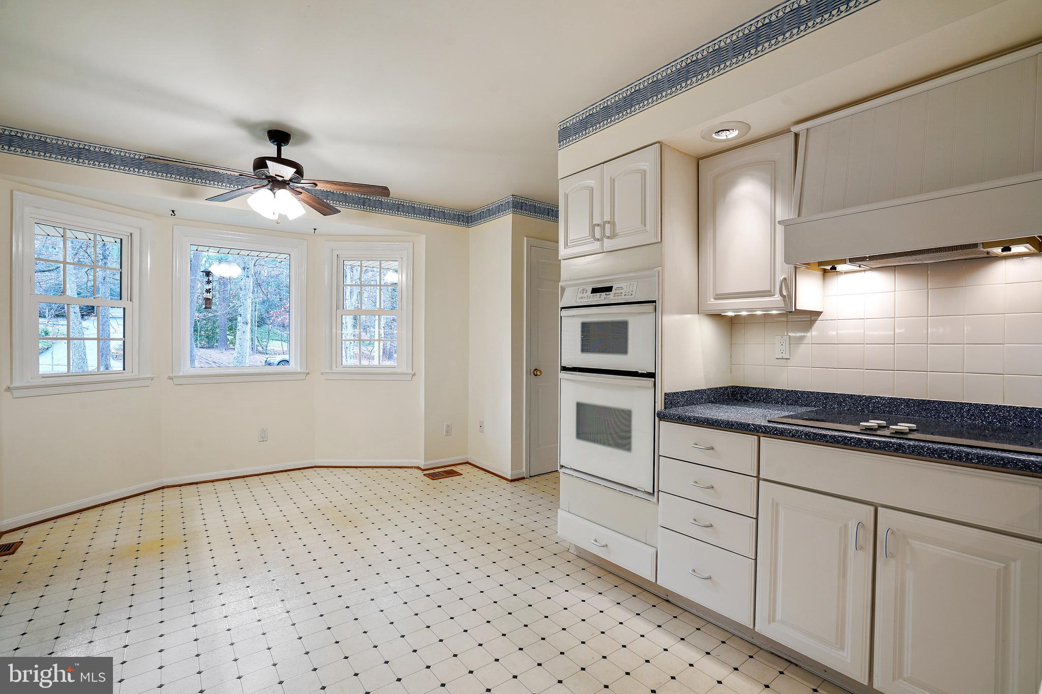 10412 Samaga Drive Oakton, VA 22124 - Photo 11 of 38 Kitchen with Bay Window, Eat-in area