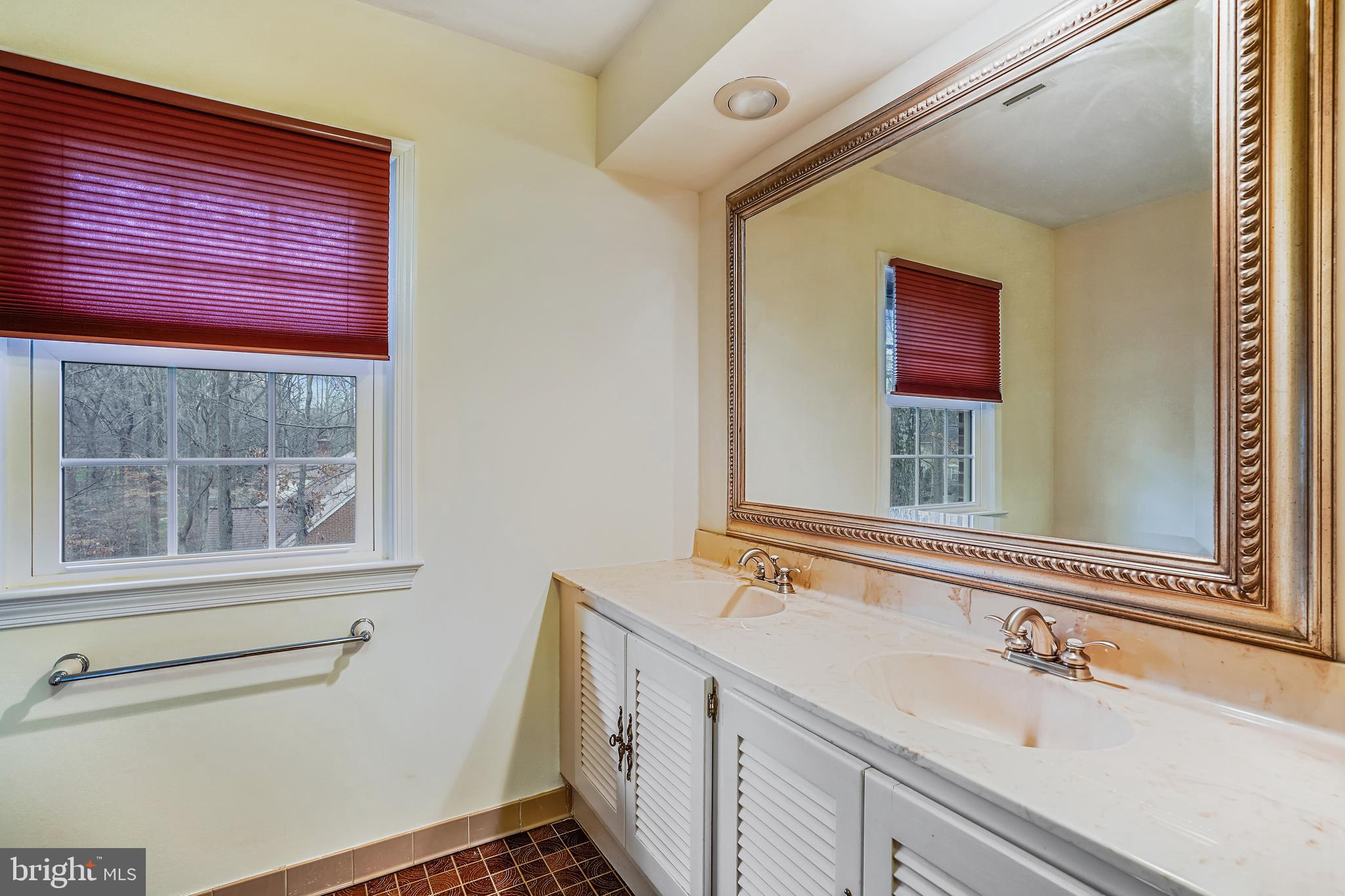 10412 Samaga Drive Oakton, VA 22124 - Photo 17 of 38 Bathroom 2, Ceramic Tile
