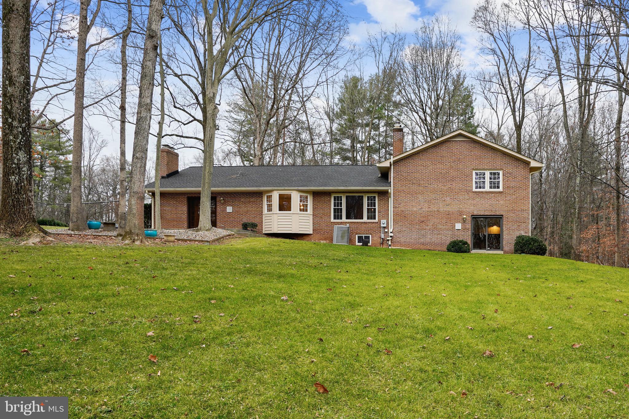 10412 Samaga Drive Oakton, VA 22124 - Photo 4 of 38 Tranquil oasis, 1 mile to shopping