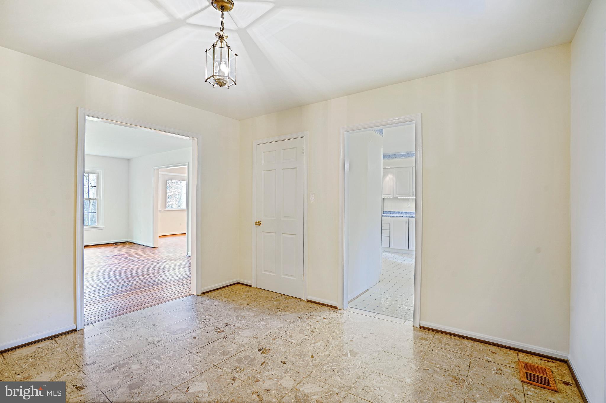 10412 Samaga Drive Oakton, VA 22124 - Photo 5 of 38 Entry foyer