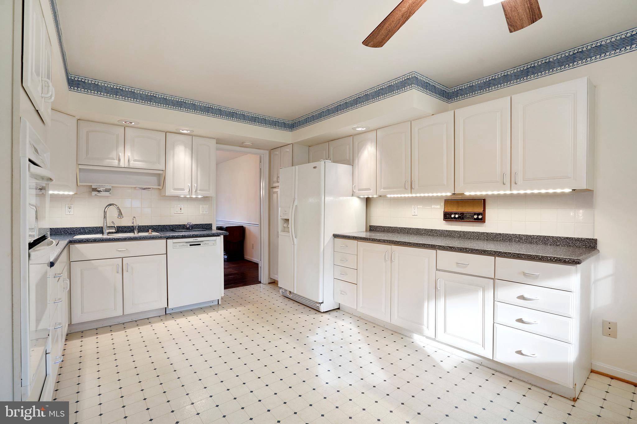 10412 Samaga Drive Oakton, VA 22124 - Photo 10 of 38 Kitchen with pantry