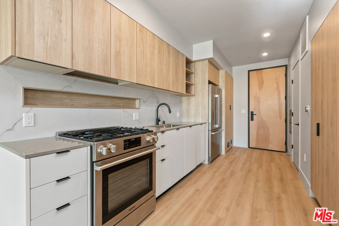 12431 Rochester Avenue, Unit 411 Los Angeles, CA 90025 - Photo 2 of 30