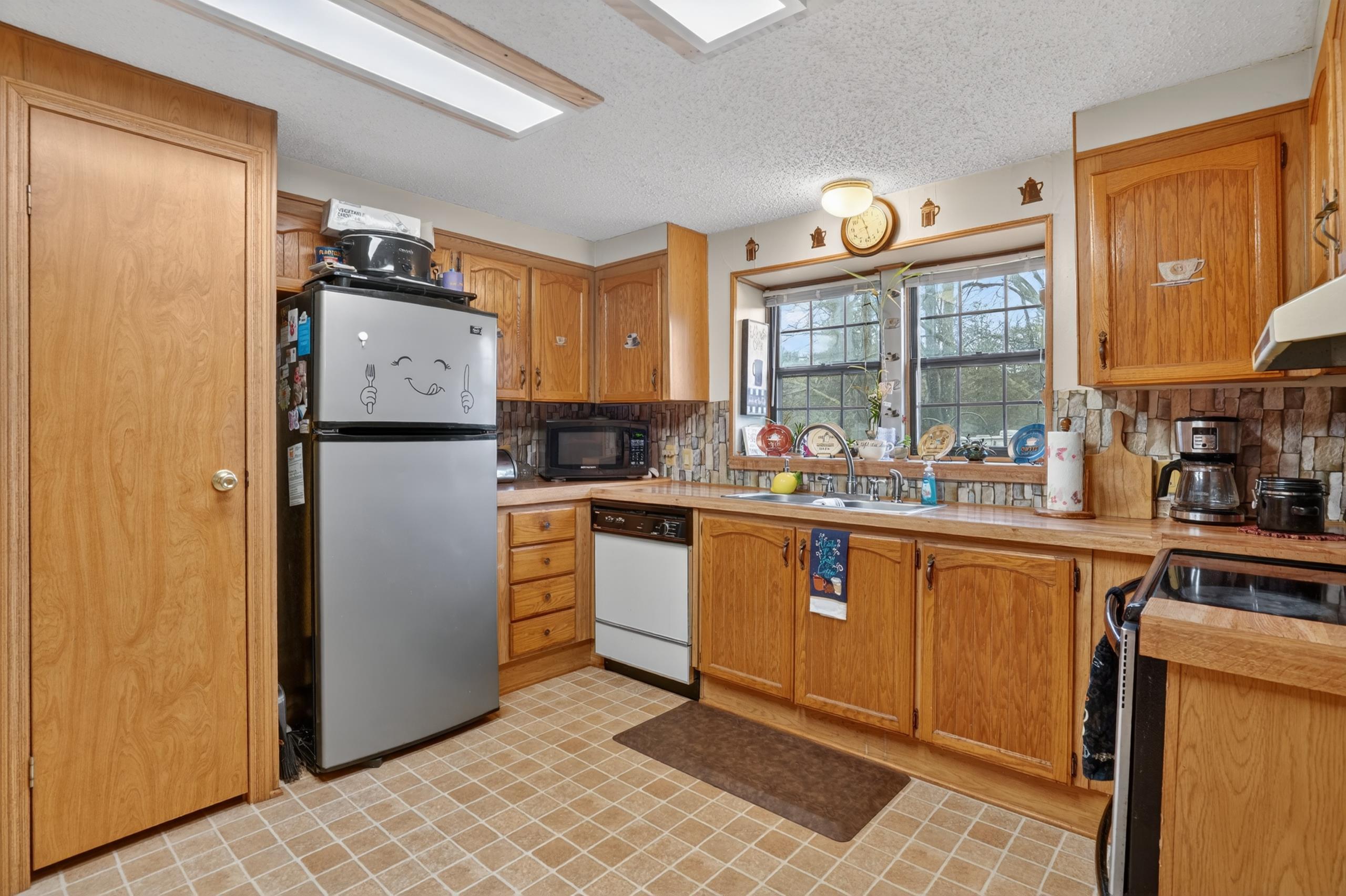 11583 Patch Road Clarklake, MI 49234 - Photo 19 of 37 Patch Kitchen