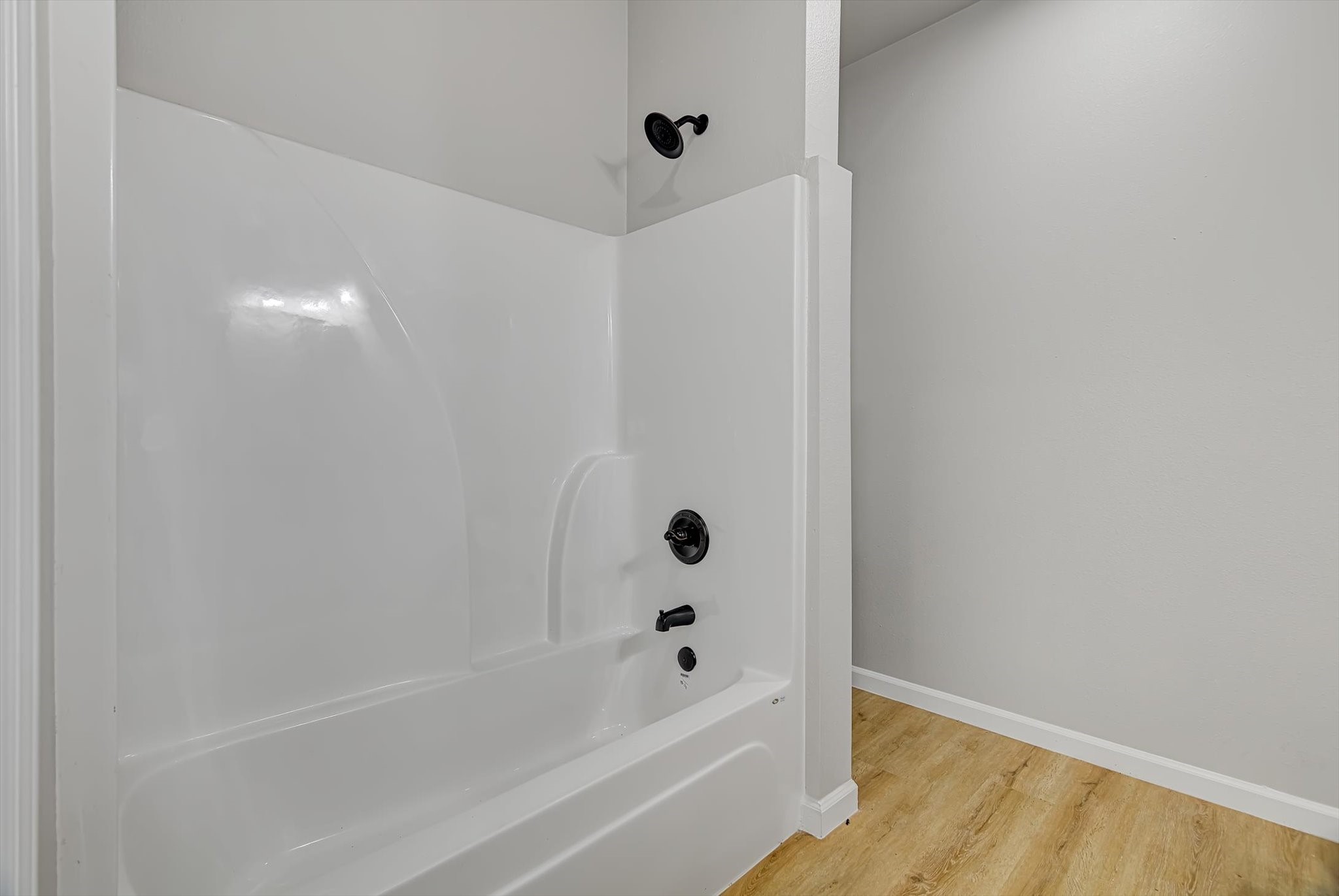 2355 Pecan Street Beaumont, TX 77701 - Photo 24 of 34 a bathroom with a bathtub