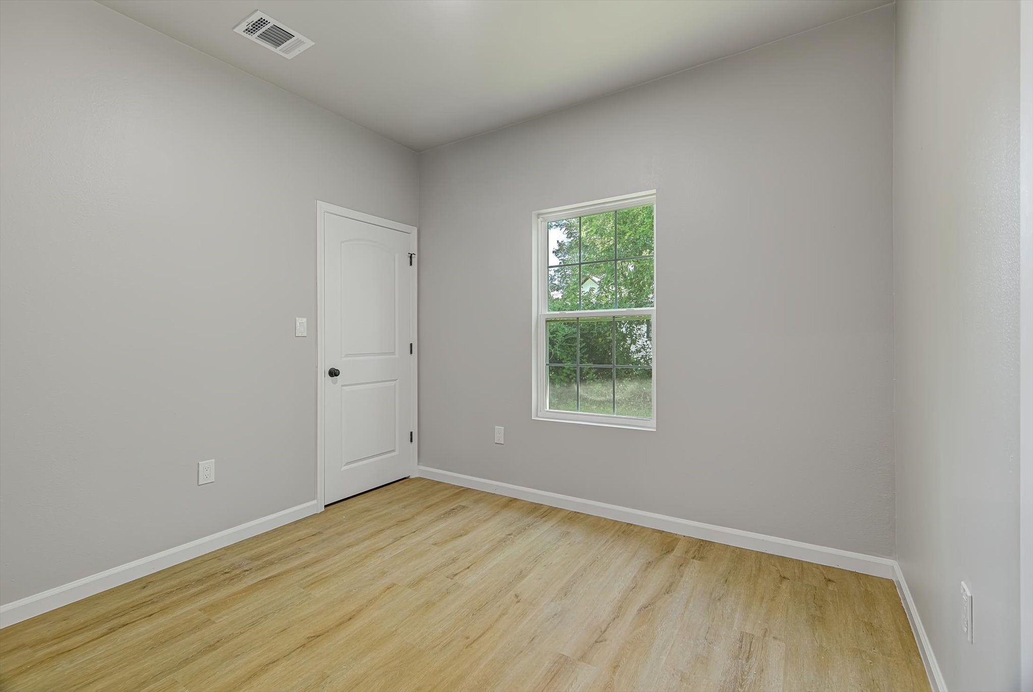 2355 Pecan Street Beaumont, TX 77701 - Photo 25 of 34 an empty room with a window