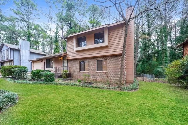 a view of a house with a yard