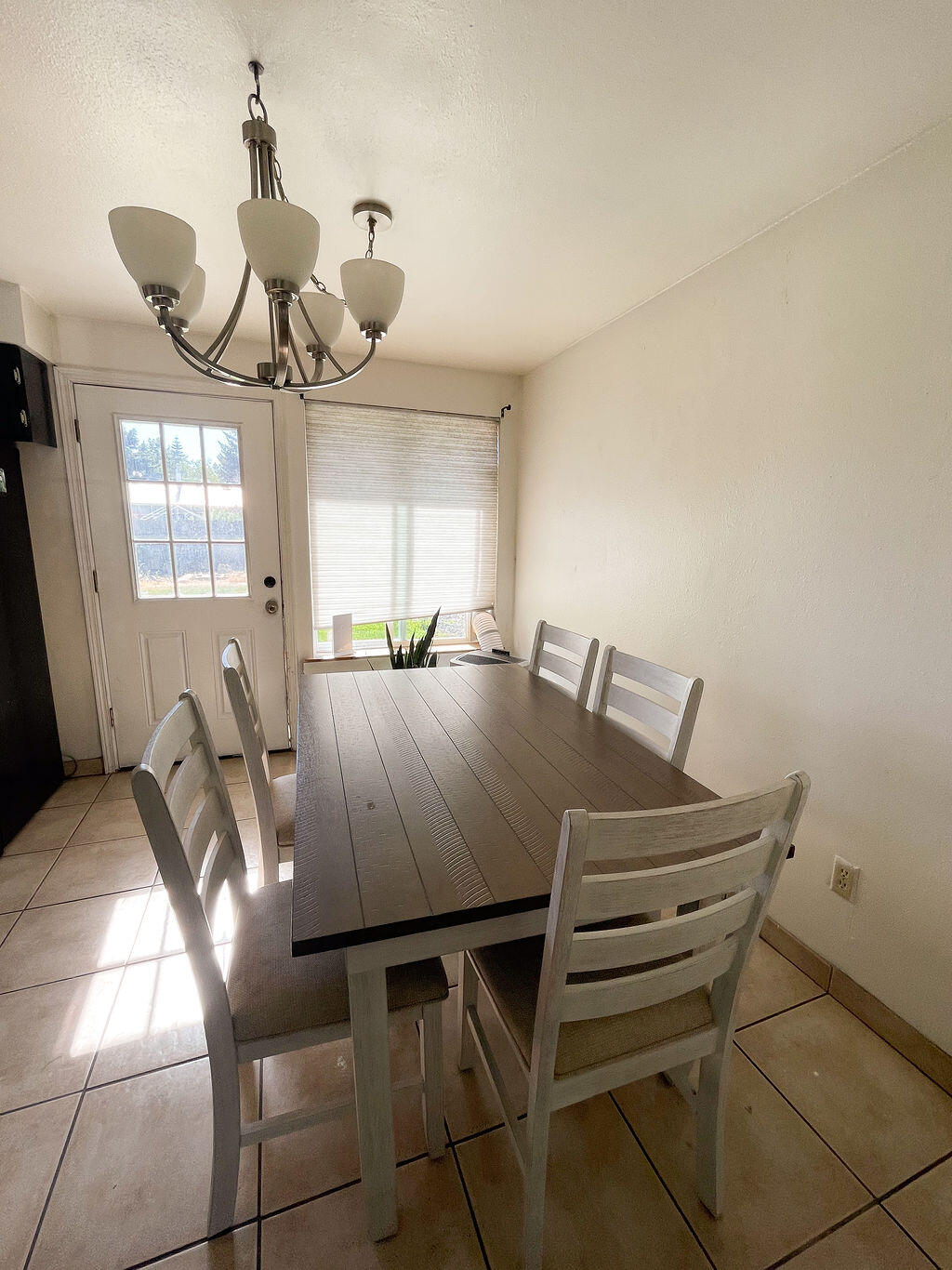 3037 Clearbrook Place Malin, OR 97632 - Photo 15 of 30 a view of a dining room with furniture