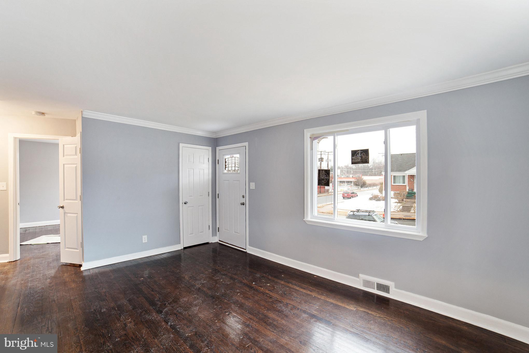 3522 Rhom Road Baltimore, MD 21207 - Photo 4 of 28 Living Room