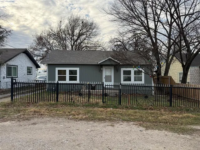 $2,100 | 107 South Dwight Avenue, Dallas, TX 75211
