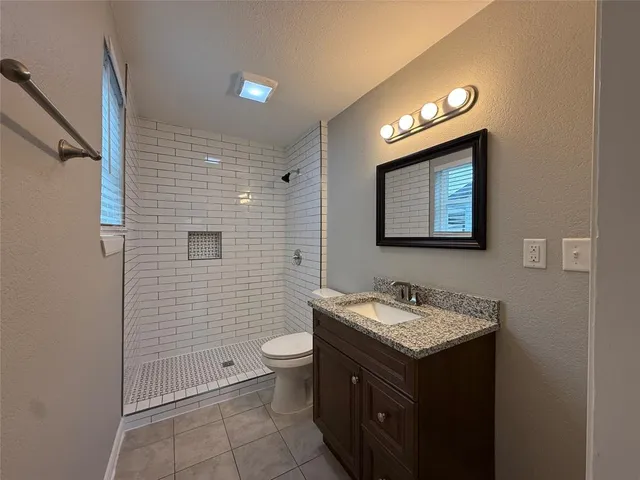 $2,100 | 107 South Dwight Avenue, Dallas, TX 75211