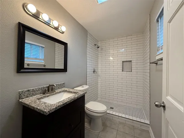 $2,100 | 107 South Dwight Avenue, Dallas, TX 75211