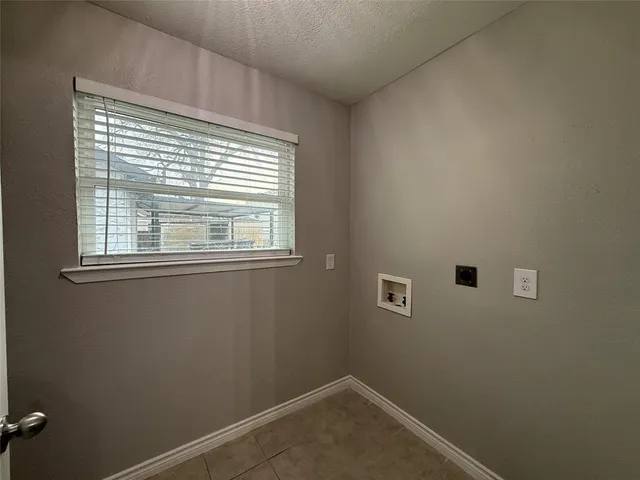 $2,100 | 107 South Dwight Avenue, Dallas, TX 75211