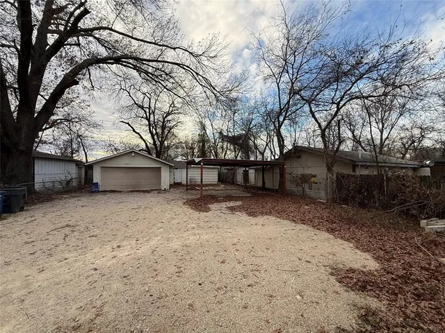$2,100 | 107 South Dwight Avenue, Dallas, TX 75211
