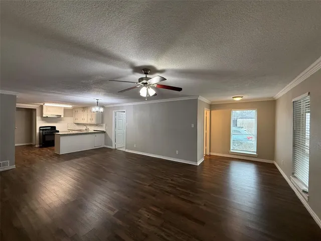 $2,100 | 107 South Dwight Avenue, Dallas, TX 75211