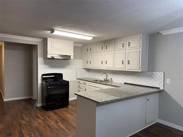 $2,100 | 107 South Dwight Avenue, Dallas, TX 75211